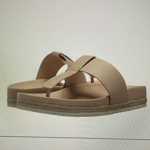 Vince Amani Pebbled leather slip on thong sandal 9M